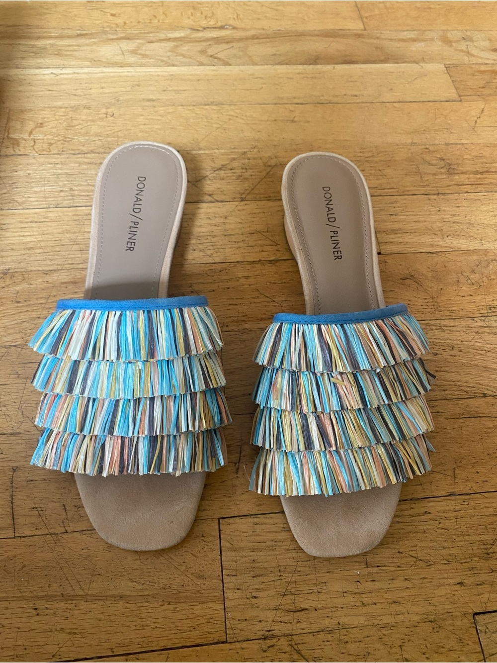 Donald pliner  very pretty shoe. Multi color. Size 9